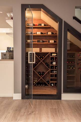 aménagement cave à vin sous escalier