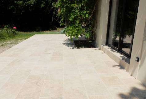 Ecully (69130) : zoom sur le travertin posé en revetement de la terrasse