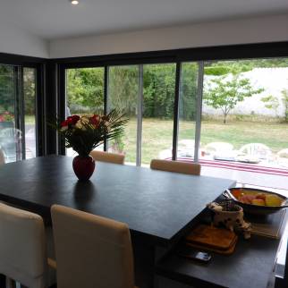 Aménagement d'une salle à manger avec baies vitrées