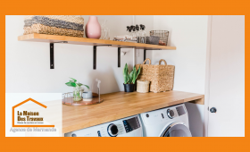 Buanderie rénovée avec plan de travail bois clair et rangements pratiques – par Sandrine Férin, La Maison Des Travaux de Marmande.