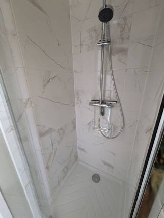 Douche installée dans la salle de bain d'une petite maison rénovée - Nantes (44000)