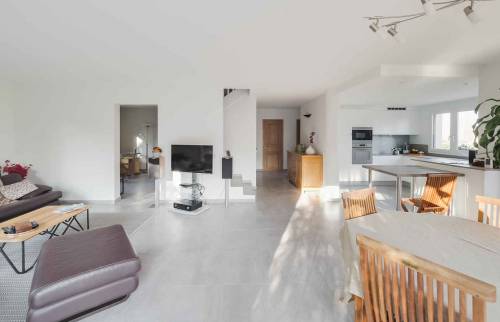 maison avec des murs blanc et un carrelage moderne