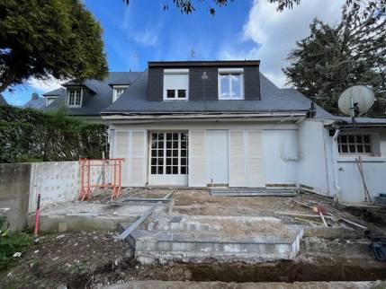 Travaux de terrassement suite à la démolition de la véranda et avant construction de l'extension en bois - Nantes 44