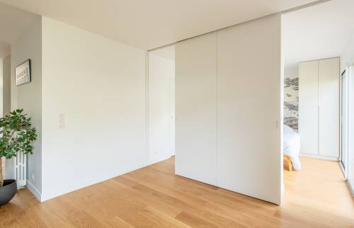 Porte coulissante cachée à Boulogne-Billancourt : Une solution moderne et élégante.