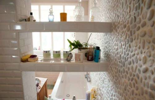 Carrelage mosaïque dans une cabine de douche