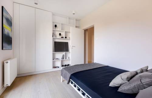 Chambre et le meuble de rangement sur mesure