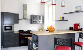 Rénovation complète de cuisine pavillon dalle sol PVC façon béton et espace repas - à Villers-sur-Morin (77580)-
