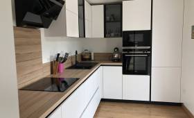 Rénovation de cuisine plan de travail bois et façades blanches