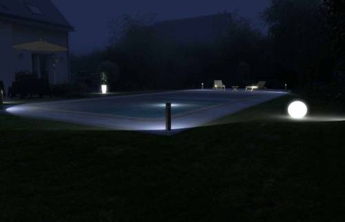 Piscine éclairée de nuit à Deauville