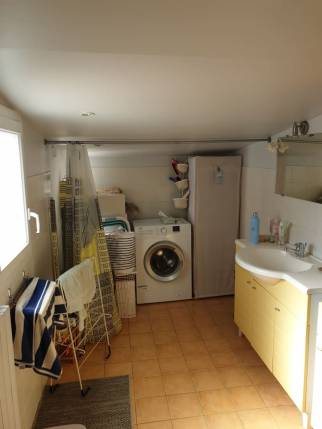 Salle de bain en sous-pente avant travaux de rénovation - La Farlède 83210