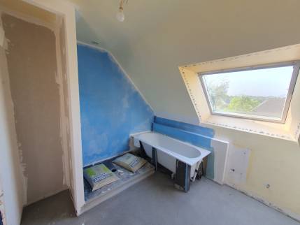 Travaux de rénovation salle de bain Bruz – installation de la nouvelle baignoire (étape 1)