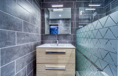 La petite salle de bain du rez-de-chaussée de chaussée - focus sur le meuble vasque