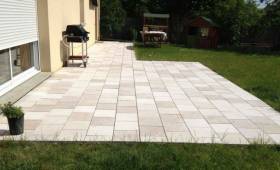 Pose d'une terrasse de pavés vieillis à Barentin 76