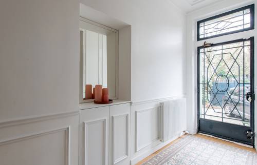 Entrée accueillante avec porte vitrée et rangements intégré au Vésinet