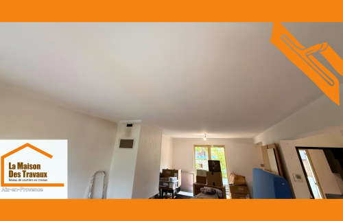Enduit traditionnel appliqué à la main pour un plafond rénové à Venelles. Chantier supervisé par Laurent Nemer, La Maison Des Travaux.