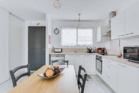 Aménager une cuisine moderne dans une maison rénovée à Bruz