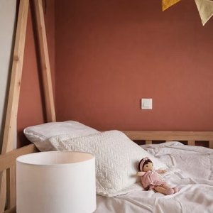Lit enfant bois et terracotta espace de repos et confort