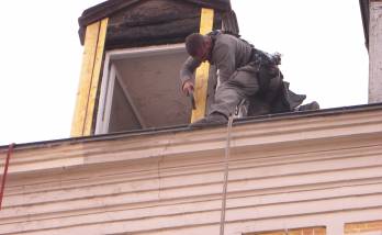 Cordiste rénovant un chien assis