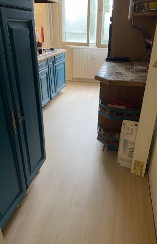 pose de parquet sur l'ensemble de l'appartement, ici cuisine