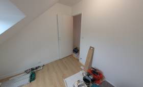 Chambre sous combles avec velux et parquet