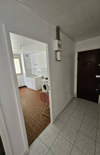 Porte d'entrée avec accès dans la cuisine