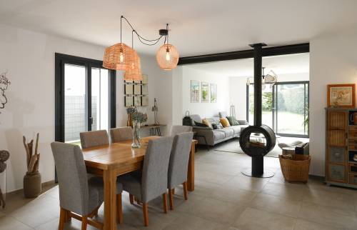 salle à manger en premier plan, salon dans l'extension