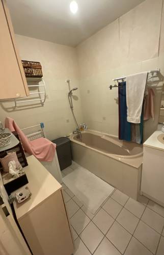 Ancienne salle de bain avec baignoire 