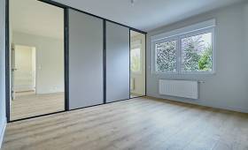 Une belle chambre rénovée dans des tons clairs