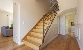 Escalier rénové et habillé en chêne de fil