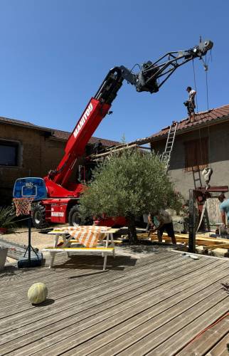 Intervention de levage pour la charpente lors de la transformation d’une grange en habitation à Voiron