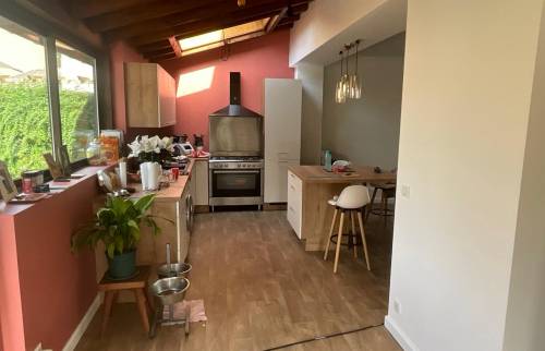 Nouveau sol dans cette pièce de vie chaleureuse et unifiée