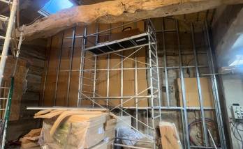 Mise en valeur de la charpente ancienne lors de la transformation intérieure de la grange.