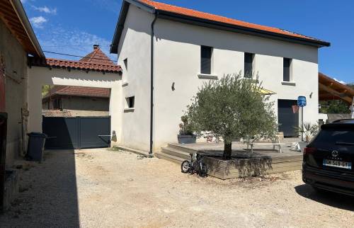 Cours de l'ancienne grange avant les travaux à Voiron