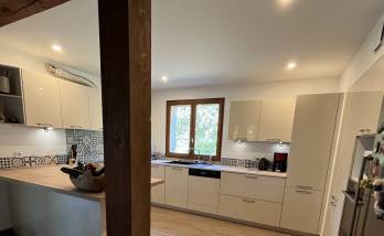 Belle cuisine blanche, lumineuse, moderne