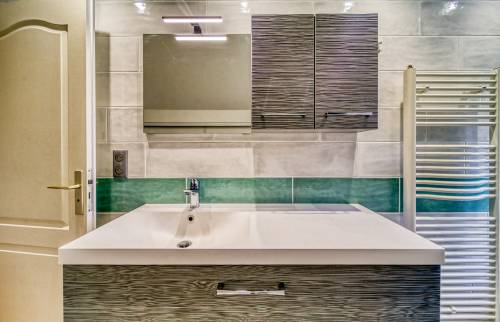 vasque avec plan de travail à l'étage