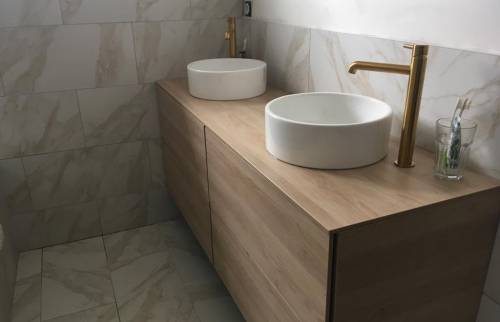 Le meuble suspendu et ses deux vasques