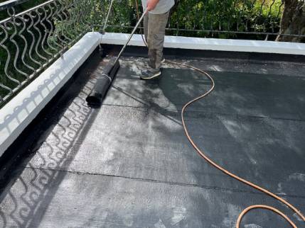 Travaux d'étanchéité de toiture-terrasse accessible en cours - Nantes 44