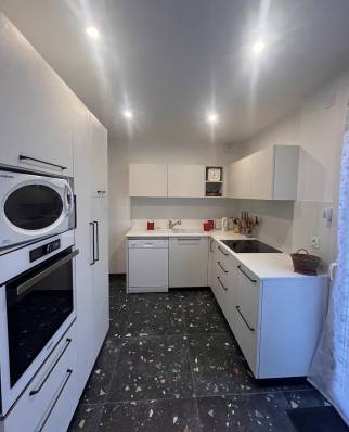 carrelage aspect terrazzo et granit noir et éléments blancs