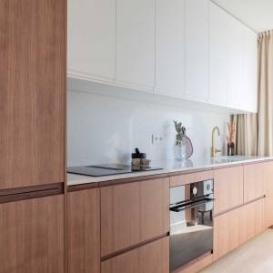 cuisine bois et blanc minimaliste à Montrouge – rénovation signée Yanna Williams
