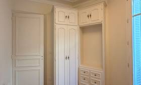Placard sur mesure et porte d'origine rafraîchie