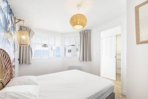 Chambre avec verrière blanche