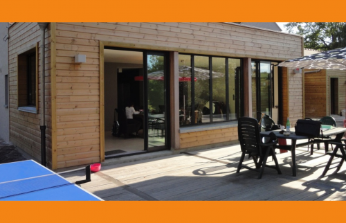 Extension bois moderne à Dreux avec large baie vitrée, réalisée par La Maison Des Travaux Dreux / Anet – confort et style garantis.