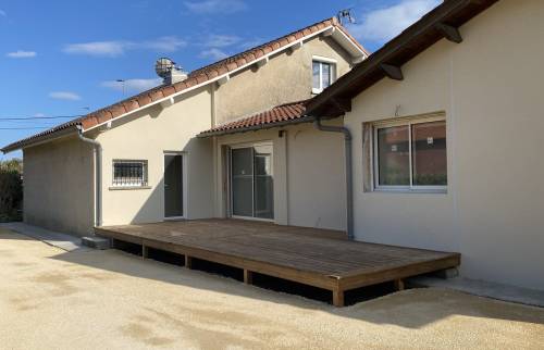Après : l'extension et sa terrasse en bois côté jardin