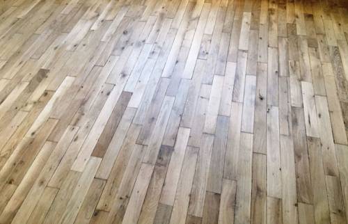 Parquet studio avant restauration et vitrification dans un appartement à Meaux (77)