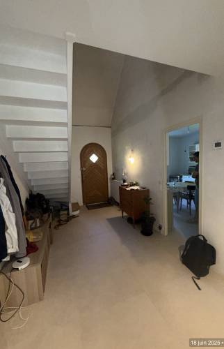 Rénovation d’une entrée : une transformation complète pour valoriser l’arrivée dans la maison avant