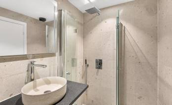 Salle d'eau moderne avec robinetterie Ciel de Pluie en remplacement salle de bain avec baignoire à Villenoy (77124)