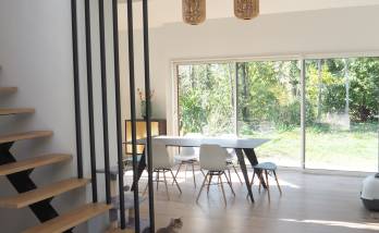 bel escalier ajouré en bois et métal