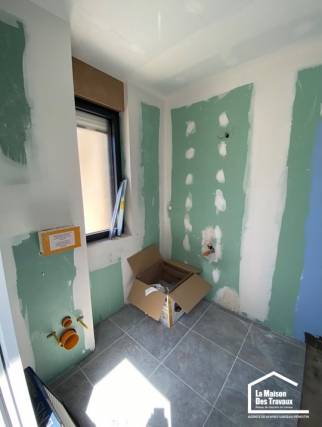 Pose d'un placo hydrofuge dans une salle de bain