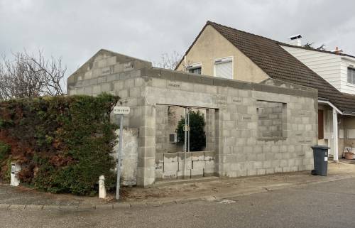 Marcy l'Etoile (69280) : vue pendant les travaux, ensemble des murs et du pignon en parpaings