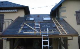 Installation de panneaux photovoltaïques sur le toit d'une maison à Bougival